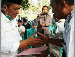 Ansar Serahkan Akte Usaha Nelayan Pulau Parit