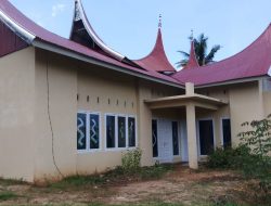 Proyek pembangunan Kantor Lurah Padang Data Tanah Mati ( PDTM) menunggu ” Finishing “. 