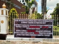 Spanduk Misterius Di Pagar KEJATI Riau