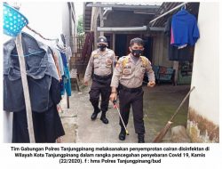 Cegah Covid-19, Tim Gabungan Polres Tanjungpinang Semprotkan Cairan Disinfektan di Perumahan dan Fasilitas Umum