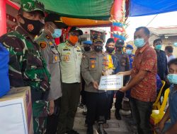 Kapolres ROHIL dan pjs bupati ROHIL meninjau lokasi kebakaran yang menghanguskan 22 rumah dan membagikan bantuan sembako