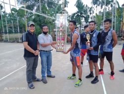 H. Muhammad Yusuf dan Ketua DPRD Tanjabtim Serahkan Tropi Bola Volly Kades Cup 1 Lagan Tengah