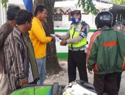 Satlantas Polres Kampar Bagikan Masker dan Himbau Pengguna Jalan Patuhi Protkes   