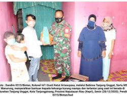 Dandim 0315/Bintan Serahkan Bantuan untuk Warga Dharmasraya yang Terlantar