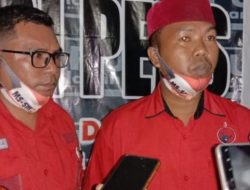 Politisi PDI-P Taliabu Soalkan Tiga Oknum Penyelenggara Pemilu Berpose 2 Jari