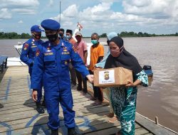 Dirairud Polda Jambi Kombespol Parhorian Lumban Gaul,SH,SIK. Salurkan 50 Paket Sembako lewat Personil Patroli Suak Kandis