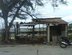 Dilanda Bencana Angin Kencang  Bangunan Rumah Warga Dan Instalasi PLN Di Selayar, Rusak