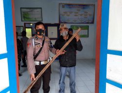 Polisi Amankan Sebilah Balok Kayu dari Kantor Desa Bontokoraang