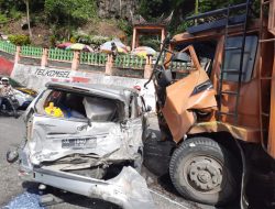 Di duga Rem Blong, Truk Tronton Tabrak 9 kendaraan di Lembah Anai