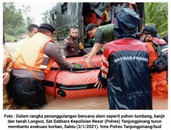 Sat Sabhara Polres Tanjungpinang Bantu Evakuasi Korban Banjir