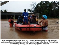 Kapolsek Tanjungpinang Timur Turun Langsung ke Lokasi Bantu Warga yang Terdampak Banjir