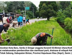 Cegah Banjir, Babinsa Kota Baru Bersihkan Parit dan Drainase bersama Masyarakat