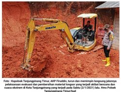 Gunakan Excavator, Polsek Tanjungpinang Timur Singkirkan Material Longsor yang Menimpa Rumah Warga