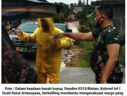 Basah Kuyup, Kolonel Ketut Arta Bantu Evakuasi Warga Korban Banjir