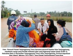 Video : Polsek Tanjungpinang Timur bersama Damkar Bantu Warga Lintasi Luapan Banjir