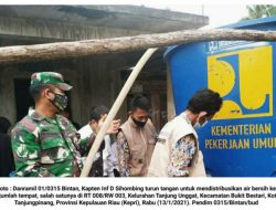 Pasca Banjir, Air Bersih Langka di Tanjung Unggat Danramil 01/0315 Bintan Langsung Berikan Bantuan