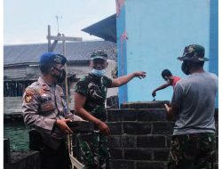TNI-Polri bersama Masyarakat Pesisir Bangun Pos Roboh