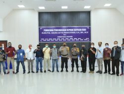 Kapolda Riau Terima Penghargaan dari Siber Riau Award