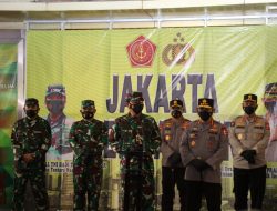 Pantau Prokes, Panglima TNI dan Kapolri Bagikan Masker di Pasar Tanah Abang