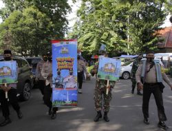 Polsek Metro Gambir Melaksanakan Kegiatan Gerakan Jakarta Bermasker Dengan Budaya Kearifan Lokal Dalam Pembagian Masker