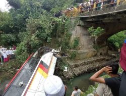 Bus Pariwisata yang Membawa Rombongan  ASN Kabupaten Agam Mengalami Kecelakaan Naas di Mandailing Natal