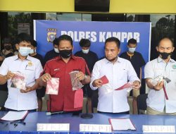 Resnarkoba Polres Kampar Tangkap 5 Tersangka di 3 TKP dengan BB Shabu dan Senjata Api