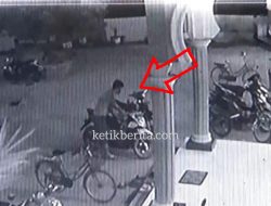 Pura-Pura Sholat Dua Pria Pencuri Sepeda Motor di Mesjid Terekam CCTV