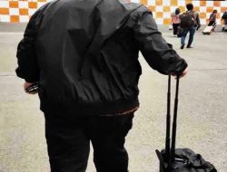 Dia Mendorong Sendiri Tas Bawaannya, Tanpa Pengawalan dan Tanpa Ajudan
