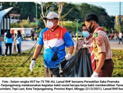 HUT ke-75 TNI-AU : Lanud RHF dan Saka Pramuka Bersihkan Taman Gurindam