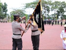 Irjen Pol Martuani Sormin Serahkan Bendera Pataka Polda Sumut Kepada Irjen Pol Panca Putra