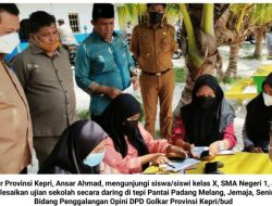 Ansar Ahmad Prihatin Lihat Pelajar dan Mahasiswa di Jemaja Memburu Sinyal Internet di Padang Melang