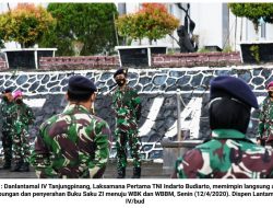 Danlantamal Serahkan Buku Zona Integritas pada Prajurit dan PNS Lantamal IV