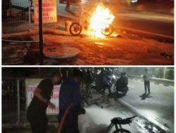 Petugas DPKP Padamkan Api yang Membakar Motor di Depan Mall Ramayana