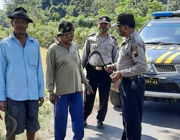 Petani Kena Razia Karena Bawa Arit ke Sawah, Polisi : Awas Melukai Orang Lain..