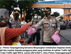 Polres Tanjungpinang bersama Bhayangkari Bagikan Takjil dan Masker pada Pengguna Jalan