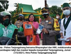 Polres bersama Bhayangkari dan HMI Tanjungpinang Bagikan Takjil serta Masker pada Masyarakat