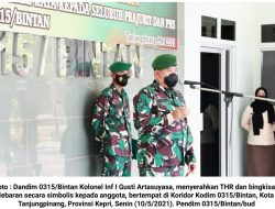 Kolonel Ketut Arta Berikan Bingkisan dan THR pada Prajurit/PNS Kodim 0315/Bintan
