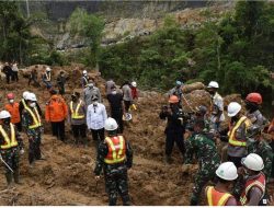 Kapoldasu, Gubsu dan Pangdam I/BB Tinjau Lokasi Longsor di Tapanuli Selatan