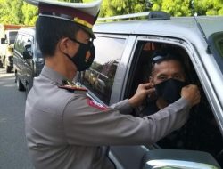 Kasat lantas Polres Muaro Jambi AKP. Nafrizal. MH Bersama Anggota Terus Berupaya Memutuskan Rantai Penyebaran Covid-19 Di Wilayah Hukum Polres Muaro Jambi