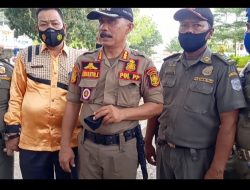 Sejumlah Lapak Pedagang Kaki lima (PKL) Lokasi Taman Ruang Terbuka Di Tertibkan Petugas