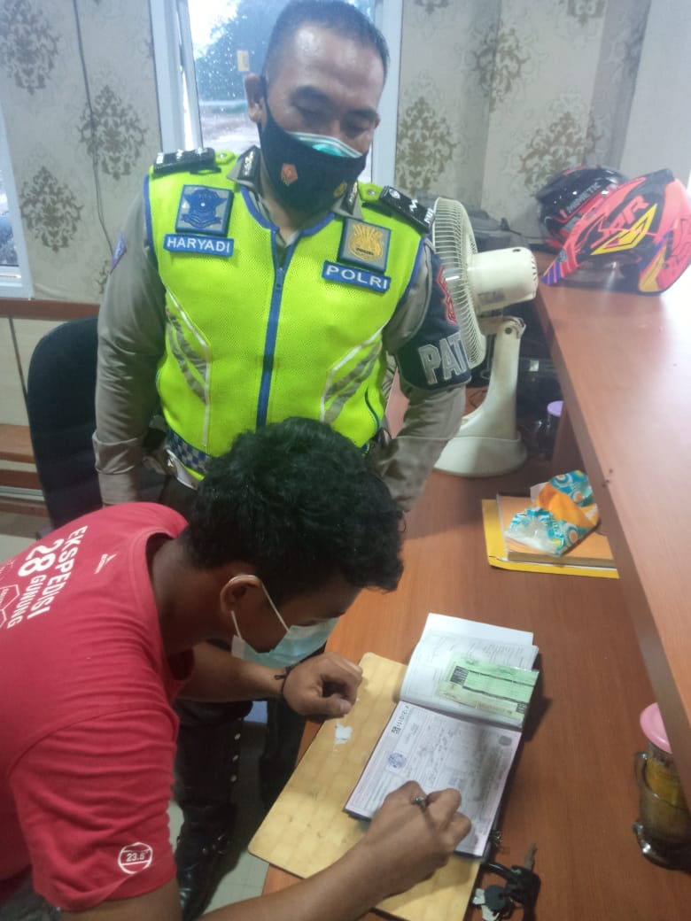 Pengemudi Truk Sengaja Diolengkan Viral Medsosterpaksa Berurusan Dengan Polisi 9975