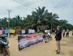 Perwakilan Sopir dan Penguna Jalan Lakukan Aksi di Ruas Jalan yang Rusak Parah : Pemerintah Harus perbaiki