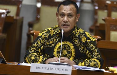 Firli Bahuri Buka Suara Beberkan Nasib 75 Pegawai KPK yang Dibebastugaskan Setelah 75 pegawai Komisi Pemberantasan Korupsi (KPK) yang tidak lolos tes wawasan kebangsaan (TWK), Ketua KPK Firli Bahuri angkat bicara. Ia memastikan penanganan perkara di KPK akan tetap berjalan seperti biasanya meskipun ada pembebastugaskan kepada 75 pegawai. “Kami pastikan tidak ada perkara yang berhenti, tidak pernah ada perkara terlambat, kami pastikan karena sistem KPK sudah berjalan dan yang bekerja bukan perorangan, bukan satu orang tetapi semua pegawai insan KPK bekerja keras untuk melakukan pemberantasan korupsi bersama-sama,” kata Firli di Gedung KPK, Jakarta, seperti dilansir dari Antara, Jumat (21/5/2021). Pada 5 Mei 2021, lima Pimpinan KPK, lima anggota dewas, dan beserta segenap eselon I deputi, sekjen, eselon II direktur, dan kepala biro mengadakan rapat paripurna KPK. Rapat ini membahas tindak lanjut soal pegawai yang lulus dan tidak lulus TWK tersebut. Lebih lanjut, ia memastikan sampai saat ini lembaga tidak pernah memecat 75 pegawai tersebut. Sedangkan, untuk untuk 1.274 pegawai KPK yang lolos TWK akan ada pelantikan menjadi Aparatur Sipil Negara (ASN). Selain itu, Firli juga mengatakan menjelaskan alasan pembukaan hasil TWK tersebut pada 5 Mei 2021. Hal itu lantaran menunggu putusan Mahkamah Konstitusi (MK) terkait uji materi Undang-Undang (UU) Nomor 19 Tahun 2019 tentang Perubahan Kedua UU Nomor 30 Tahun 2002 tentang Komisi Pemberantasan Tindak Pidana Korupsi. MK membacakan putusan pada tanggal 4 Mei 2021, kata Firli, sehingga hasil Tes wawasan kebangsaan ia buka tanggal 5 Mei. Pemberitaan sebelumnya, ada 75 pegawai yang tidak lolos tes wawasan kebangsaan (TWK). Dari 75 pegawai tersebut terdapat sejumlah kasatgas penyidikan, yaitu Novel Baswedan, Ambarita Damanik dan Andre Nainggolan. Kemudian ada juga Budi Sukmo, Budi Agung Nugroho, Alief Julian Miftah serta nama lainnya. (red)