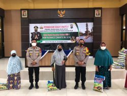 Berkah Ramadhan, Polres Rohil Bagikan Zakat Profesi bagi Kaum Dhuafa