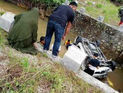 Mobil Penumpang Yang Berisi 6 Orang Salah Satunya Balita Umur 5 Tahun, Masuk Parit Dikawasan Wisata Mandeh
