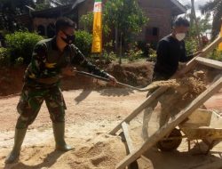 TMMD Ke 111 Kodim 0420/Sarko Bersama Warga Haluskan Pasir Untuk Persiapan Bahan Plaster