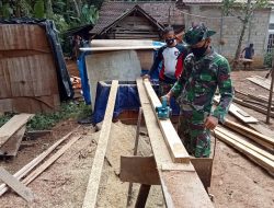 Satgas TMMD Ke 111 Kodim 0420 Sarko Terampil Gunakan Alat Ketam Kayu