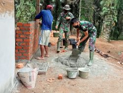 Dengan Cara Manual Anggota Satgas TMMD 111 Aduk Semen Dan Pasir