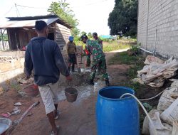Babinsa Tabona Bangun Rumah Warga