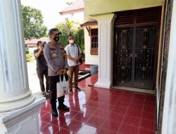 Kapolres Merangin Beserta Jajaran Mengunjungi Pasien Positif Covid-19 di Rumah Isolasi di Merangin